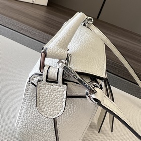 Loewe Мини-сумка Puzzle из зернистой 