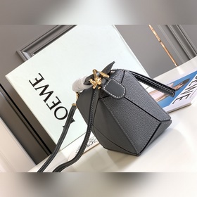 Loewe Хит продаж — мини-сумка Puzzle 