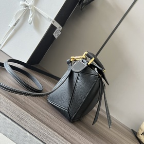 Loewe Мини-сумка Puzzle из зернистой 
