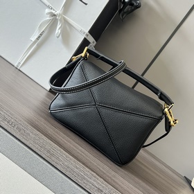 Loewe Мини-сумка Puzzle из зернистой 