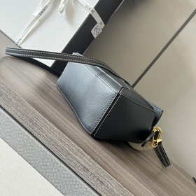 Loewe Мини-сумка Puzzle из зернистой 