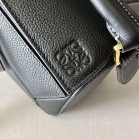 Loewe Мини-сумка Puzzle из зернистой 