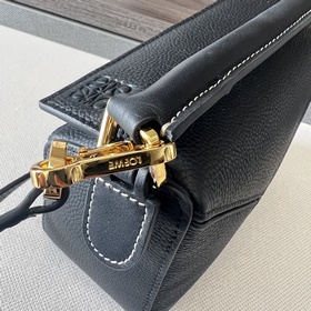 Loewe Мини-сумка Puzzle из зернистой 