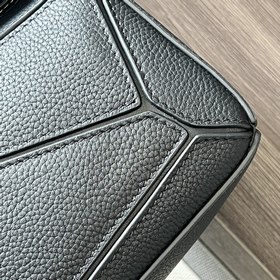 Loewe Мини-сумка Puzzle из зернистой 