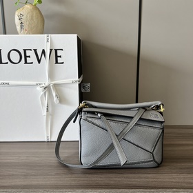 Loewe  Мини-сумка Puzzle из мягкой зе