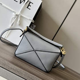 Loewe  Мини-сумка Puzzle из мягкой зе