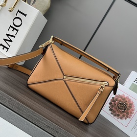 Loewe  [Модель, которую носят Ян Ми 