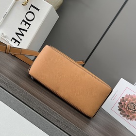 Loewe  [Модель, которую носят Ян Ми 