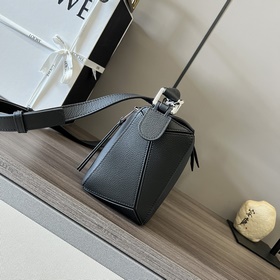Loewe Сумка Puzzle из зернистой теляч