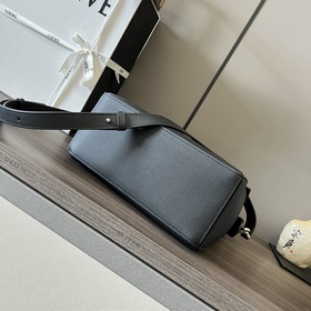 Loewe Сумка Puzzle из зернистой теляч