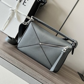 Loewe Сумка Puzzle из зернистой теляч