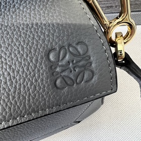 Loewe Сумка Puzzle из зернистой теляч