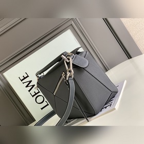 Loewe  [Модель, которую носят Ян Ми 