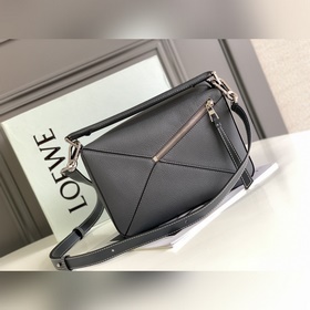 Loewe  [Модель, которую носят Ян Ми 