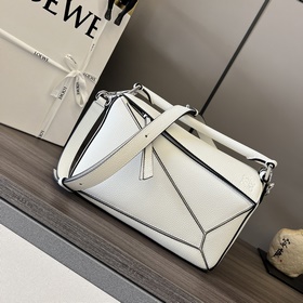 Loewe Сумка Puzzle из зернистой теляч
