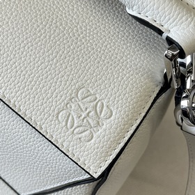 Loewe Сумка Puzzle из зернистой теляч