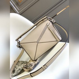 Loewe  [Модель, которую носят Ян Ми 