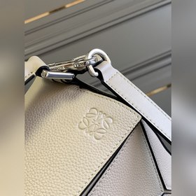 Loewe  [Модель, которую носят Ян Ми 