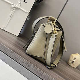 Loewe Сумка Puzzle из зернистой теляч
