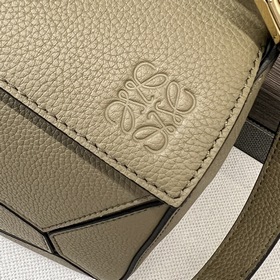 Loewe Сумка Puzzle из зернистой теляч