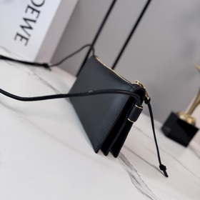 Loewe  Клач Joya из кожи наппа с угло