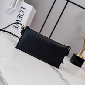 Loewe  Клач Joya из кожи наппа с угло