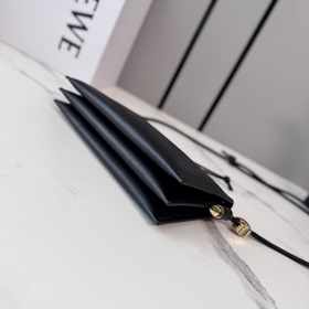 Loewe  Клач Joya из кожи наппа с угло