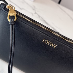 Loewe  Клач Joya из кожи наппа с угло