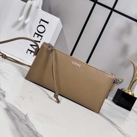 Loewe  Клач Joya из кожи наппа с угло