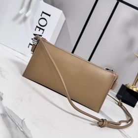Loewe  Клач Joya из кожи наппа с угло
