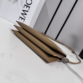 Loewe  Клач Joya из кожи наппа с угло