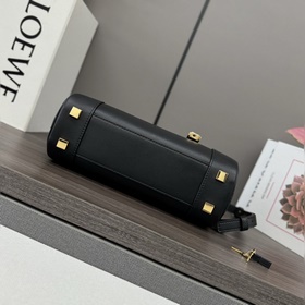 Loewe  Новая модель сумки Mini Amazon