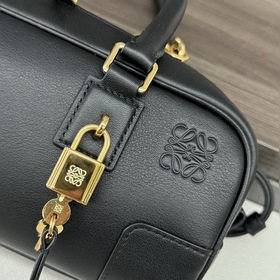 Loewe  Новая модель сумки Mini Amazon