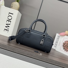 Loewe  Новая модель сумки Mini Amazon
