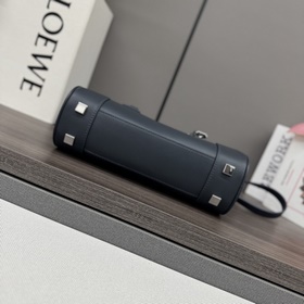 Loewe  Новая модель сумки Mini Amazon