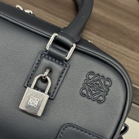Loewe  Новая модель сумки Mini Amazon