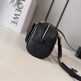 Loewe  Новая модель сумки Mini Amazon