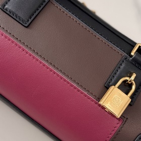 Loewe  Новая модель сумки Mini Amazon