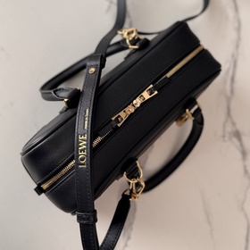 Loewe  Новая модель сумки Mini Amazon