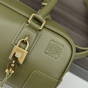 Loewe  Новая модель сумки Mini Amazon