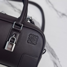 Loewe  Новая модель сумки Mini Amazon