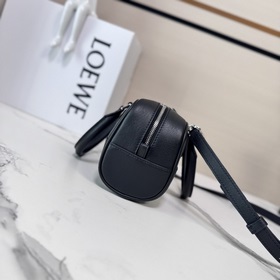 Loewe  Новая модель сумки Mini Amazon