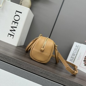 Loewe  Новая модель сумки Mini Amazon