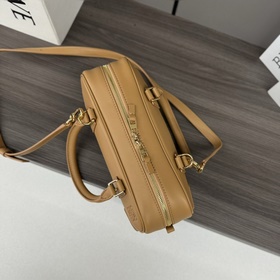 Loewe  Новая модель сумки Mini Amazon