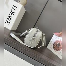 Loewe  Новая модель сумки Mini Amazon