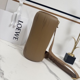 Loewe  Большая сумка-мешочек из гофри