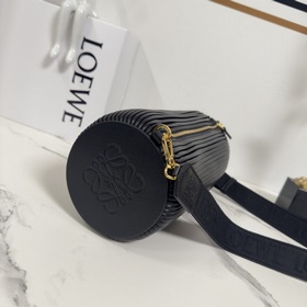 Loewe  Большая сумка-мешочек из гофри