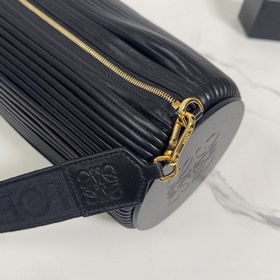 Loewe  Большая сумка-мешочек из гофри