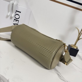 Loewe  Большая сумка-мешочек из гофри