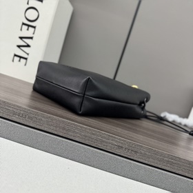 Loewe  Сумочка Pebble из гладкой теля
